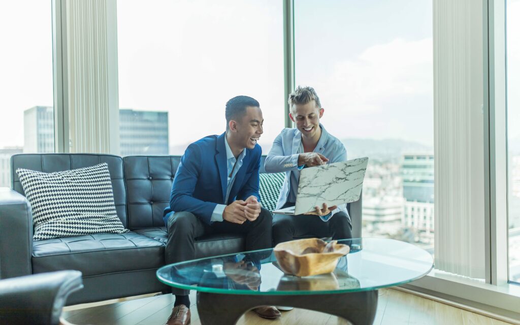 Conseiller en gestion de patrimoine ISR avec un client particulier à Marseille
